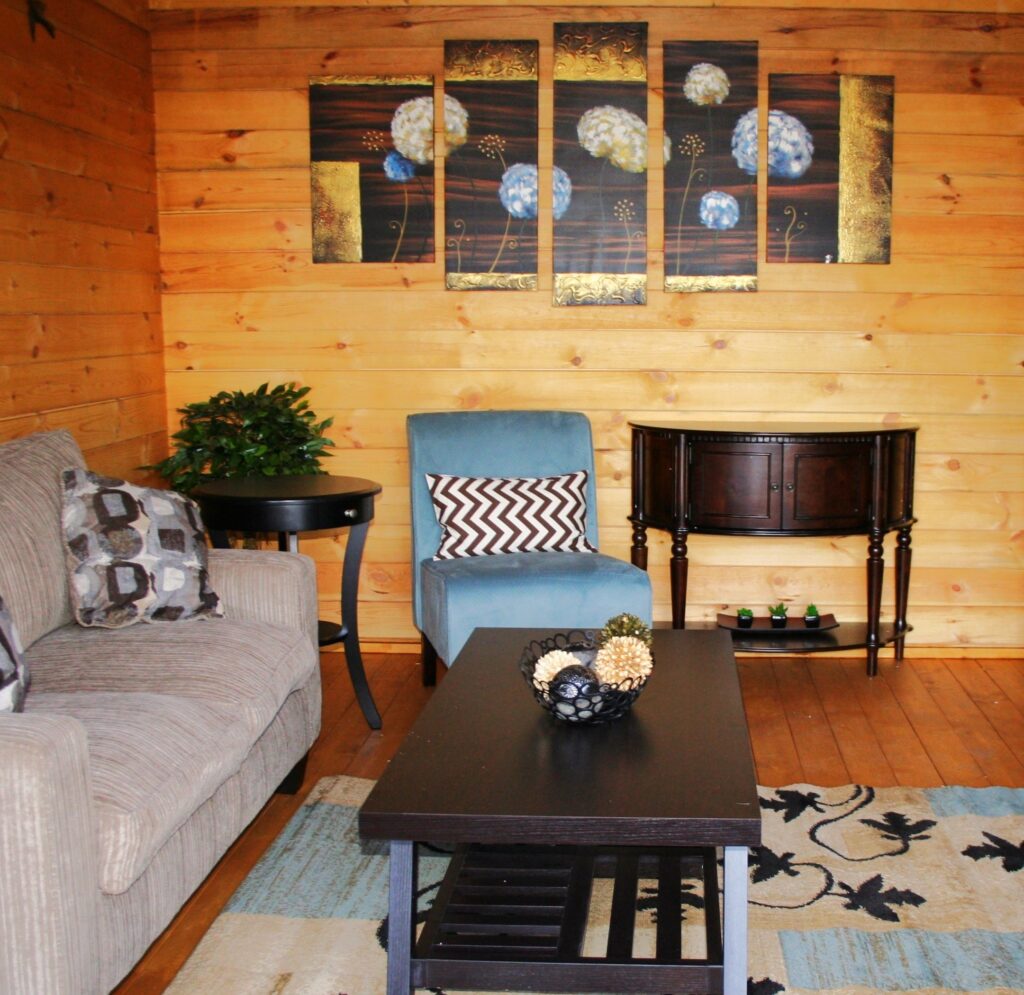 stile cottagore divano poltrona mobili legno tavolo pareti in legno parquet tendenze 2024