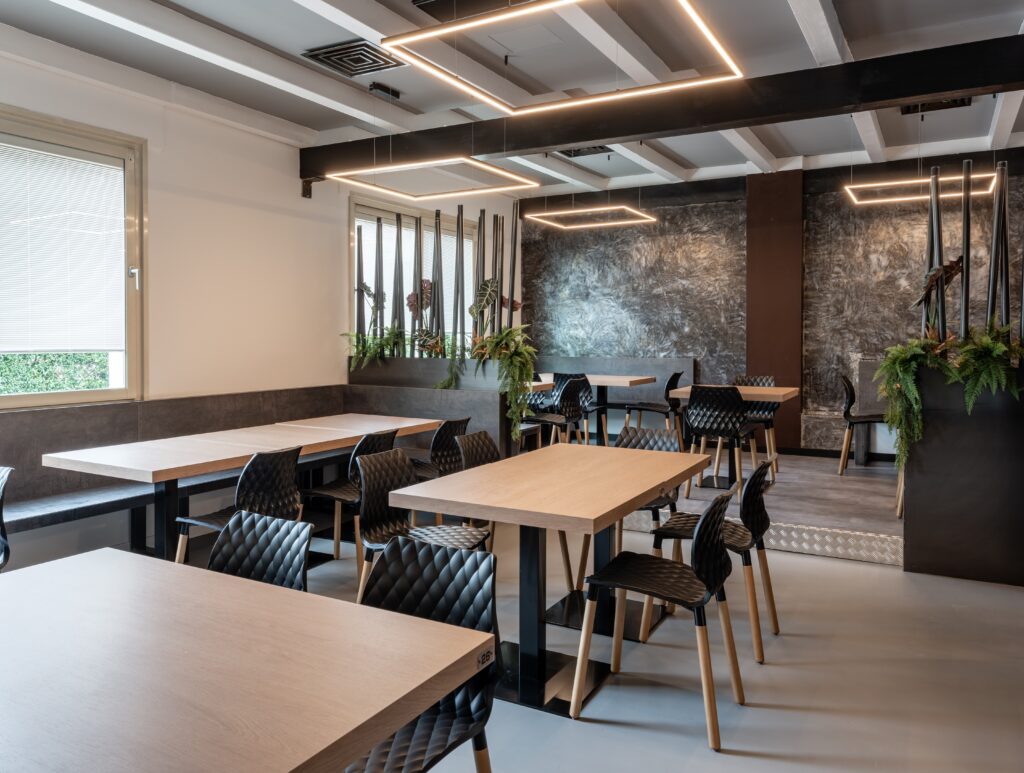 ristorante industrial complementi d'arredo tavoli sedute legno ferro illuminazione design