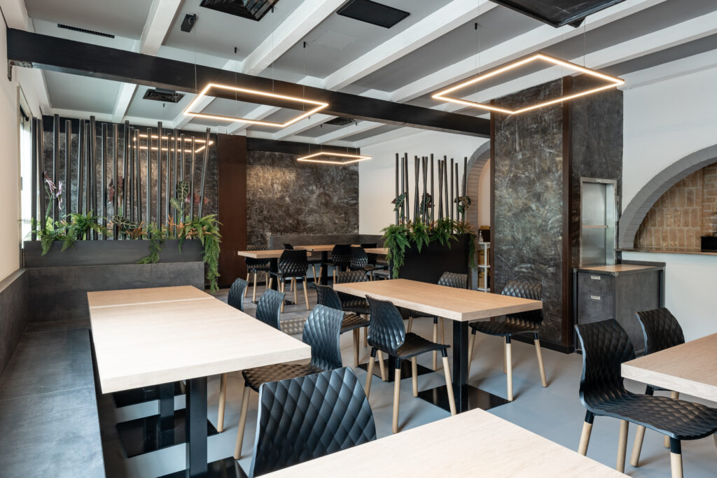 ristorante_tavoli_sedie_tubolari_luci_design