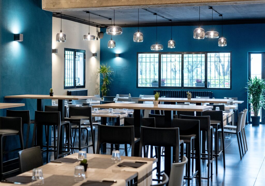 ristorante_tavoli_sedie_luci_sgabelli_industrial_design_rinnovo